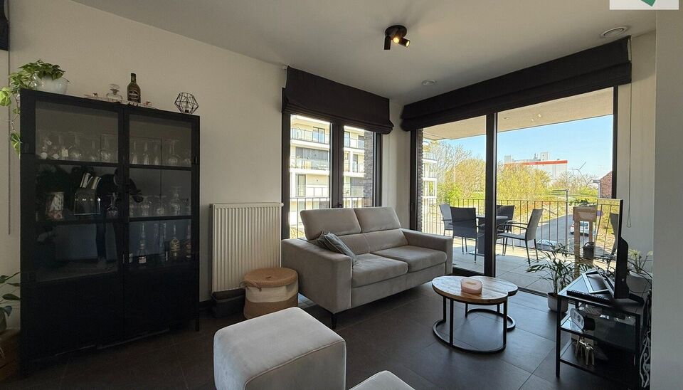 In de recente residentie Leieoevers II bevindt zich dit lichtrijk en modern éénslaapkamer appartement met een adembenemend zicht op de Leie. Het appartement is perfect onderhouden en combineert comfort met een unieke ligging aan het water.
Het apparteme