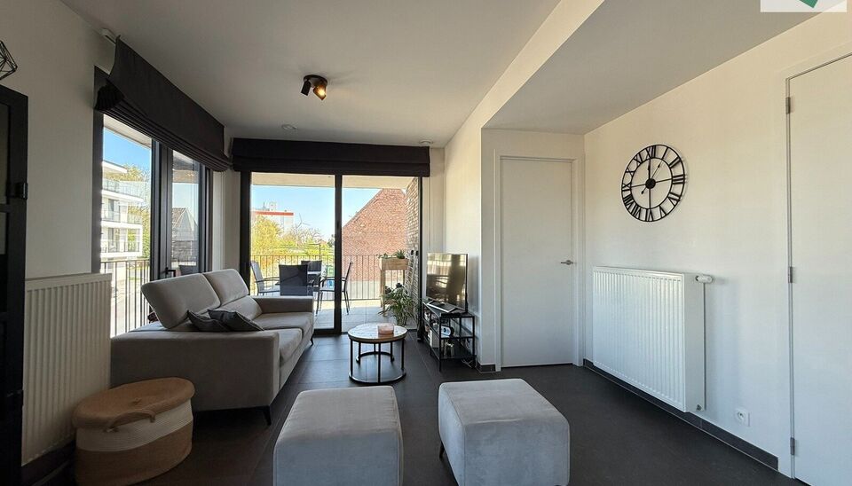In de recente residentie Leieoevers II bevindt zich dit lichtrijk en modern éénslaapkamer appartement met een adembenemend zicht op de Leie. Het appartement is perfect onderhouden en combineert comfort met een unieke ligging aan het water.
Het apparteme
