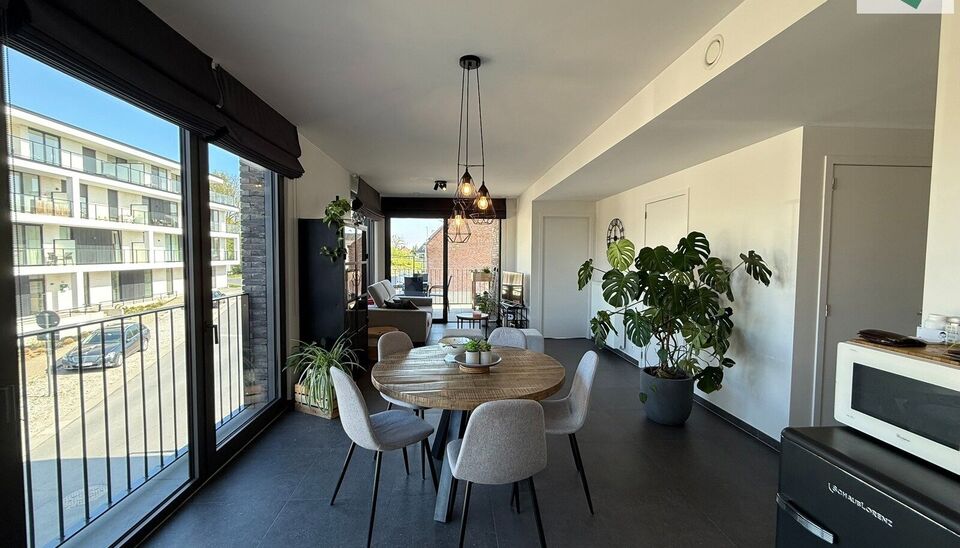In de recente residentie Leieoevers II bevindt zich dit lichtrijk en modern éénslaapkamer appartement met een adembenemend zicht op de Leie. Het appartement is perfect onderhouden en combineert comfort met een unieke ligging aan het water.
Het apparteme