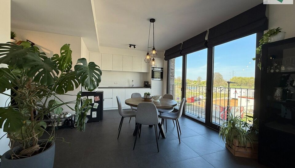 In de recente residentie Leieoevers II bevindt zich dit lichtrijk en modern éénslaapkamer appartement met een adembenemend zicht op de Leie. Het appartement is perfect onderhouden en combineert comfort met een unieke ligging aan het water.
Het apparteme