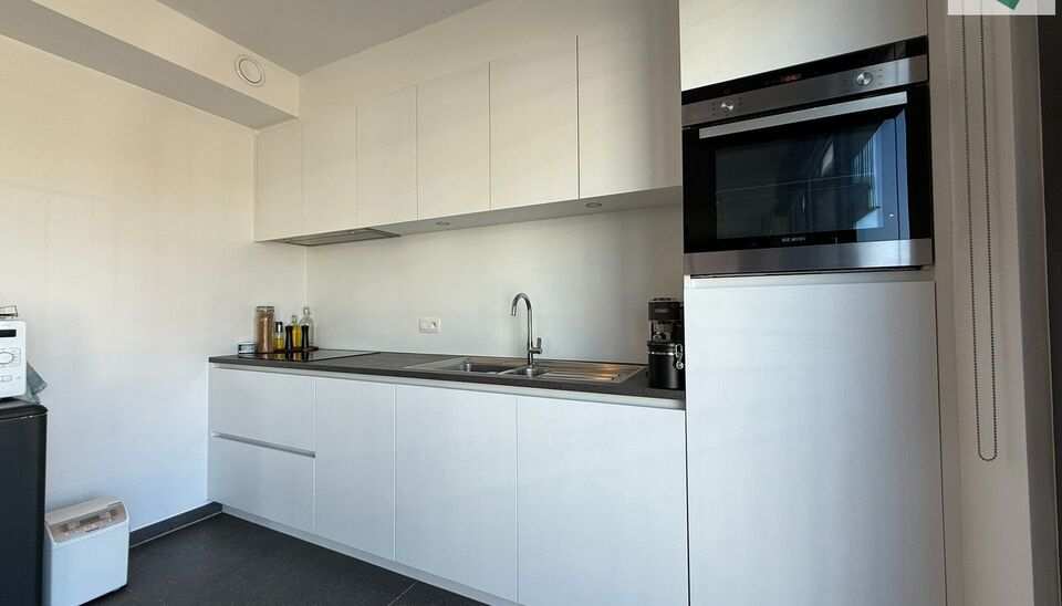 In de recente residentie Leieoevers II bevindt zich dit lichtrijk en modern éénslaapkamer appartement met een adembenemend zicht op de Leie. Het appartement is perfect onderhouden en combineert comfort met een unieke ligging aan het water.
Het apparteme