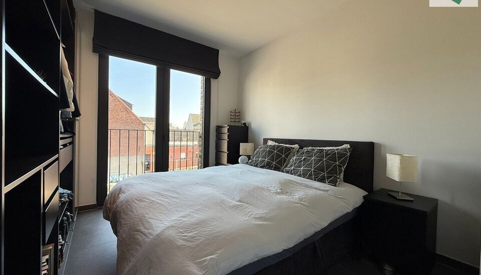 In de recente residentie Leieoevers II bevindt zich dit lichtrijk en modern éénslaapkamer appartement met een adembenemend zicht op de Leie. Het appartement is perfect onderhouden en combineert comfort met een unieke ligging aan het water.
Het apparteme