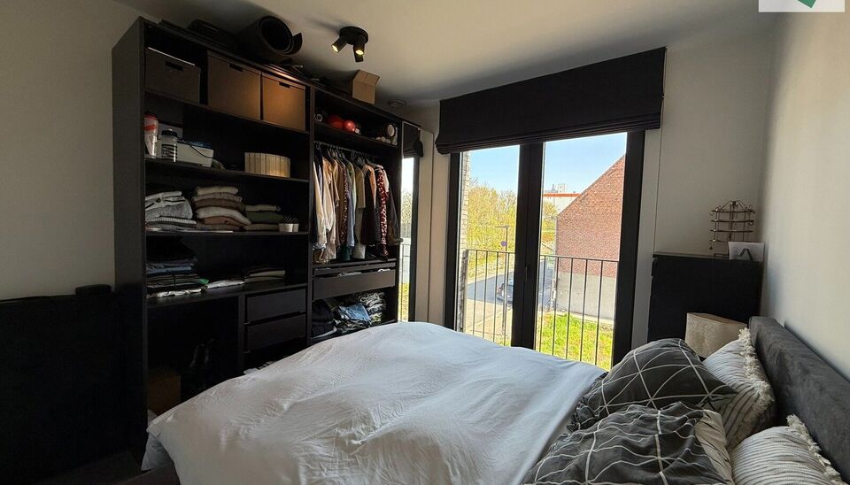 In de recente residentie Leieoevers II bevindt zich dit lichtrijk en modern éénslaapkamer appartement met een adembenemend zicht op de Leie. Het appartement is perfect onderhouden en combineert comfort met een unieke ligging aan het water.
Het apparteme