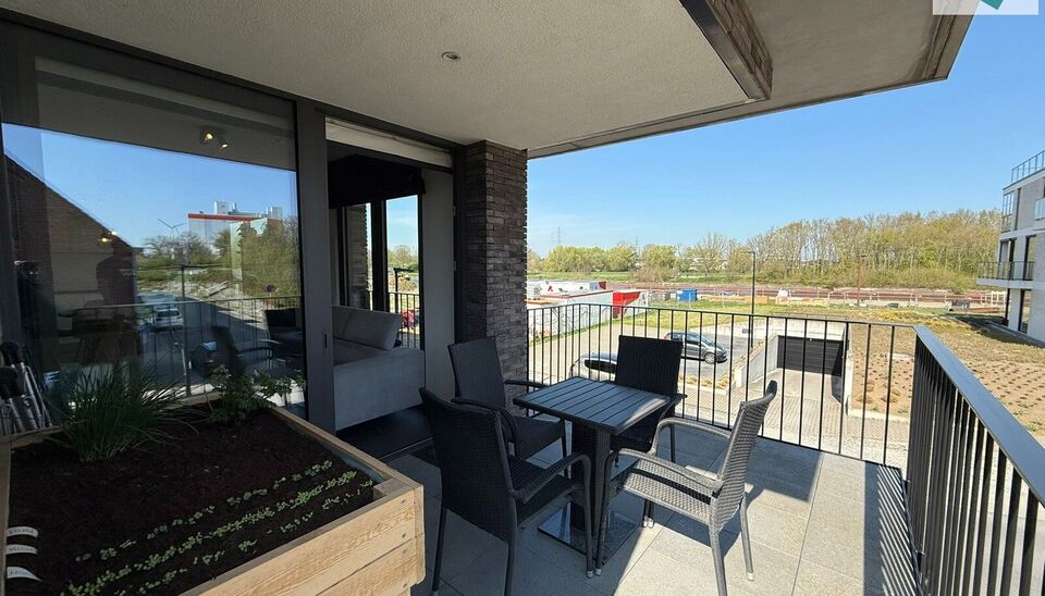 In de recente residentie Leieoevers II bevindt zich dit lichtrijk en modern éénslaapkamer appartement met een adembenemend zicht op de Leie. Het appartement is perfect onderhouden en combineert comfort met een unieke ligging aan het water.
Het apparteme