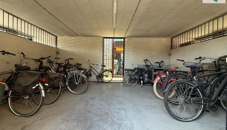 In de recente residentie Leieoevers II bevindt zich dit lichtrijk en modern éénslaapkamer appartement met een adembenemend zicht op de Leie. Het appartement is perfect onderhouden en combineert comfort met een unieke ligging aan het water.
Het apparteme