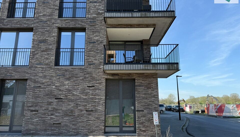 In de recente residentie Leieoevers II bevindt zich dit lichtrijk en modern éénslaapkamer appartement met een adembenemend zicht op de Leie. Het appartement is perfect onderhouden en combineert comfort met een unieke ligging aan het water.
Het apparteme