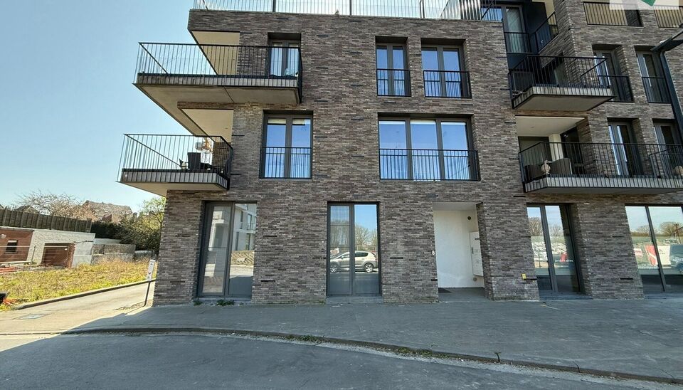 In de recente residentie Leieoevers II bevindt zich dit lichtrijk en modern éénslaapkamer appartement met een adembenemend zicht op de Leie. Het appartement is perfect onderhouden en combineert comfort met een unieke ligging aan het water.
Het apparteme