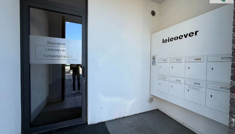 In de recente residentie Leieoevers II bevindt zich dit lichtrijk en modern éénslaapkamer appartement met een adembenemend zicht op de Leie. Het appartement is perfect onderhouden en combineert comfort met een unieke ligging aan het water.
Het apparteme