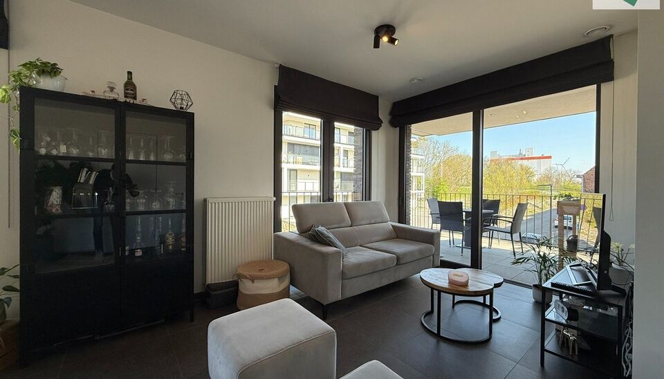 In de recente residentie Leieoevers II bevindt zich dit lichtrijk en modern éénslaapkamer appartement met een adembenemend zicht op de Leie. Het appartement is perfect onderhouden en combineert comfort met een unieke ligging aan het water.
Het apparteme