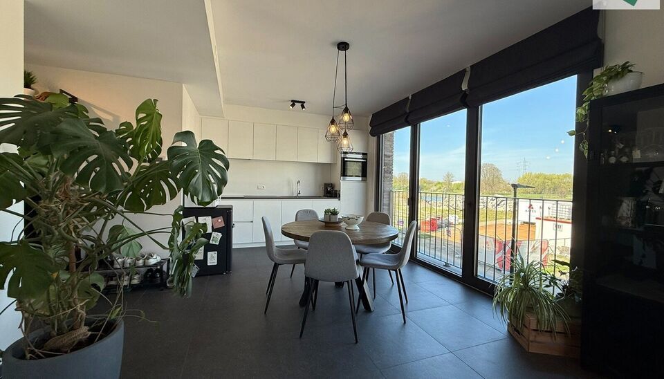 In de recente residentie Leieoevers II bevindt zich dit lichtrijk en modern éénslaapkamer appartement met een adembenemend zicht op de Leie. Het appartement is perfect onderhouden en combineert comfort met een unieke ligging aan het water.
Het apparteme