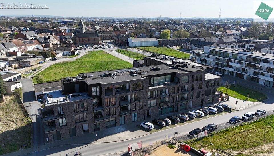 In de recente residentie Leieoevers II bevindt zich dit lichtrijk en modern éénslaapkamer appartement met een adembenemend zicht op de Leie. Het appartement is perfect onderhouden en combineert comfort met een unieke ligging aan het water.
Het apparteme