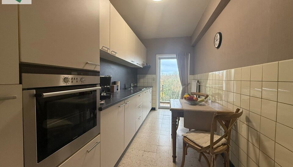 Bent u op zoek naar een ruim appartement met potentieel op een gunstige ligging? Dit op te frissen appartement van 98 m&sup2;, gelegen op de 5de verdieping, biedt u een mooie combinatie van ruimte, licht en uitzicht.

Bij het binnenkomen komt u in de inkomhal