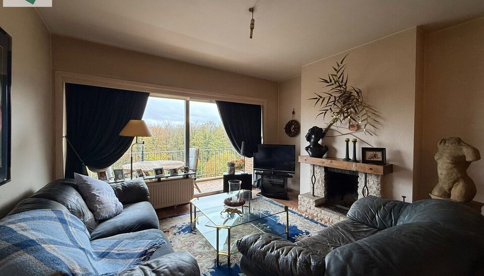 Bent u op zoek naar een ruim appartement met potentieel op een gunstige ligging? Dit op te frissen appartement van 98 m&sup2;, gelegen op de 5de verdieping, biedt u een mooie combinatie van ruimte, licht en uitzicht.

Bij het binnenkomen komt u in de inkomhal