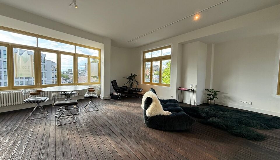 Op een absolute toplocatie, aan de Onafhankelijkheidslaan in Gent, bieden wij 3 volledig gerenoveerde appartementen aan in een stijlvol gebouw ontworpen door de gerenommeerde architect Jules Lippens. Het appartementsgebouw is beschermd als monument en maa