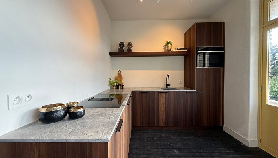 Op een absolute toplocatie, aan de Onafhankelijkheidslaan in Gent, bieden wij 3 volledig gerenoveerde appartementen aan in een stijlvol gebouw ontworpen door de gerenommeerde architect Jules Lippens. Het appartementsgebouw is beschermd als monument en maa