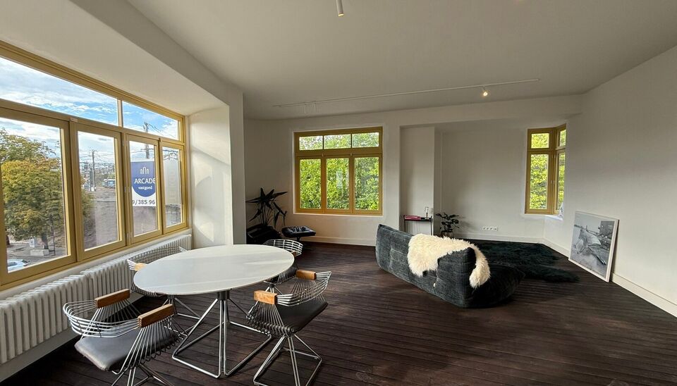 Laatste appartement te koop gelegen op de 1ste verdieping – appartement 75 m², lichtrijk met hoge plafonds. 

Op een absolute toplocatie, aan de Onafhankelijkheidslaan in Gent, bieden wij 3 volledig gerenoveerde appartementen aan in een stijlvol gebou