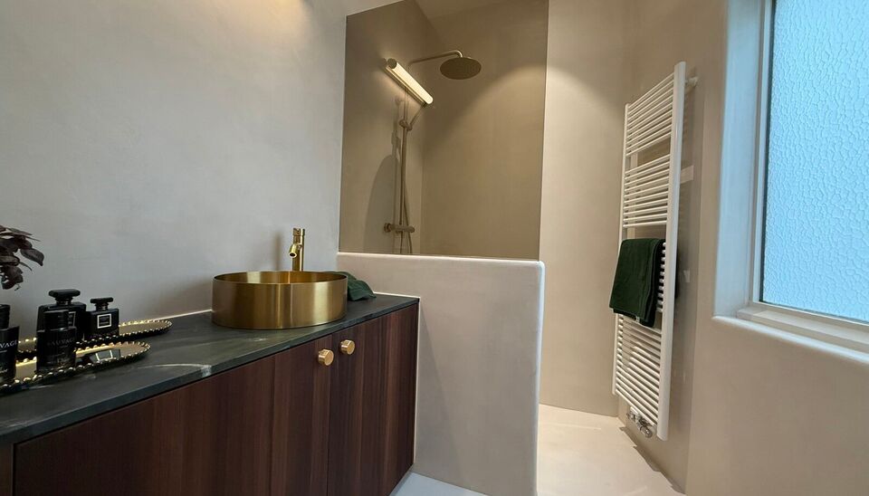 Laatste appartement te koop gelegen op de 1ste verdieping – appartement 75 m², lichtrijk met hoge plafonds. 

Op een absolute toplocatie, aan de Onafhankelijkheidslaan in Gent, bieden wij 3 volledig gerenoveerde appartementen aan in een stijlvol gebou