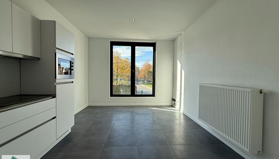 Wij bieden een éénslaapkamerappartement te koop aan, gelegen op een uitstekende locatie nabij station Gent-Sterre.
De ligging is ideaal dankzij de vlotte verbinding naar autosnelwegen, scholen, handelszaken, parken en het stadscentrum.
Het appartement i