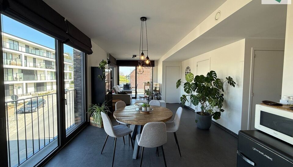 In de recente residentie Leieoevers II bevindt zich dit lichtrijk en modern éénslaapkamer appartement met een adembenemend zicht op de Leie. Het appartement is perfect onderhouden en combineert comfort met een unieke ligging aan het water.
Het apparteme