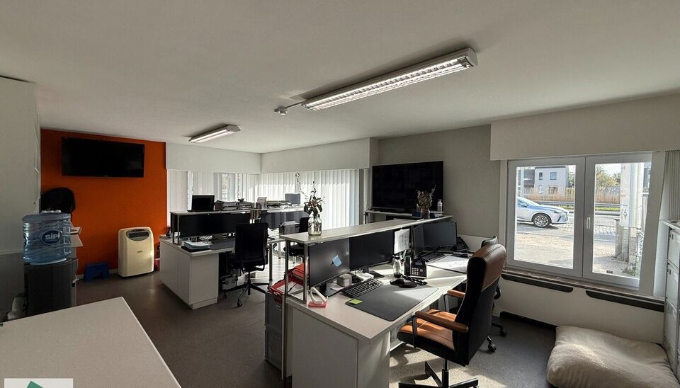 Op een uitstekende ligging langs de Brugsevaart 133-134 in Mariakerke bevindt zich deze meergezinswoning met prachtig zicht op het water. Het gaat hier om twee aparte eenheden die samen een totale oppervlakte van 226 m&sup2; vormen. Dankzij de vlotte verbindi