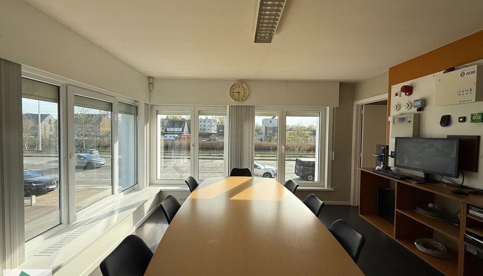 Op een uitstekende ligging langs de Brugsevaart 133-134 in Mariakerke bevindt zich deze meergezinswoning met prachtig zicht op het water. Het gaat hier om twee aparte eenheden die samen een totale oppervlakte van 226 m&sup2; vormen. Dankzij de vlotte verbindi