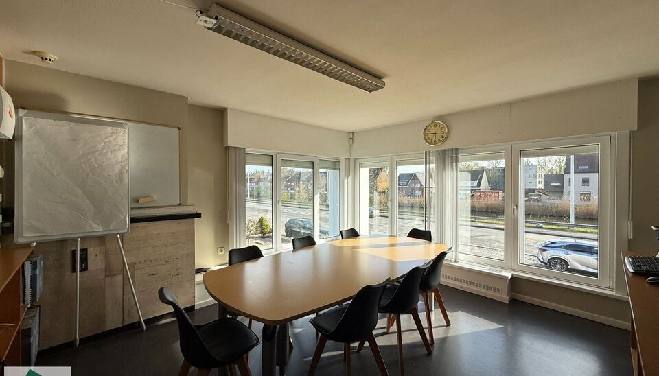 Op een uitstekende ligging langs de Brugsevaart 133-134 in Mariakerke bevindt zich deze meergezinswoning met prachtig zicht op het water. Het gaat hier om twee aparte eenheden die samen een totale oppervlakte van 226 m&sup2; vormen. Dankzij de vlotte verbindi