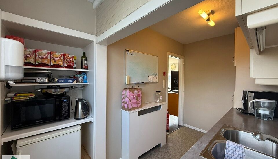 Op een uitstekende ligging langs de Brugsevaart 133-134 in Mariakerke bevindt zich deze meergezinswoning met prachtig zicht op het water. Het gaat hier om twee aparte eenheden die samen een totale oppervlakte van 226 m&sup2; vormen. Dankzij de vlotte verbindi