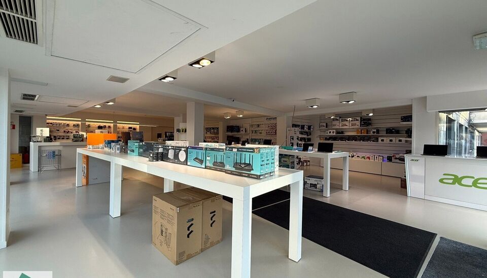 Mooi winkelpand van 293m² bevindt zich op een zichtlocatie langs zowel de Kortrijksesteenweg als de Oudenaardsesteenweg. Dankzij de grote raampartijen geniet de winkel van overvloedig daglicht en een maximale zichtbaarheid naar voorbijgangers en verkeer.