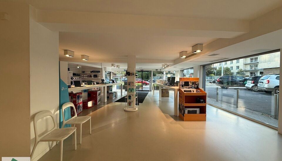 Mooi winkelpand van 293m² bevindt zich op een zichtlocatie langs zowel de Kortrijksesteenweg als de Oudenaardsesteenweg. Dankzij de grote raampartijen geniet de winkel van overvloedig daglicht en een maximale zichtbaarheid naar voorbijgangers en verkeer.