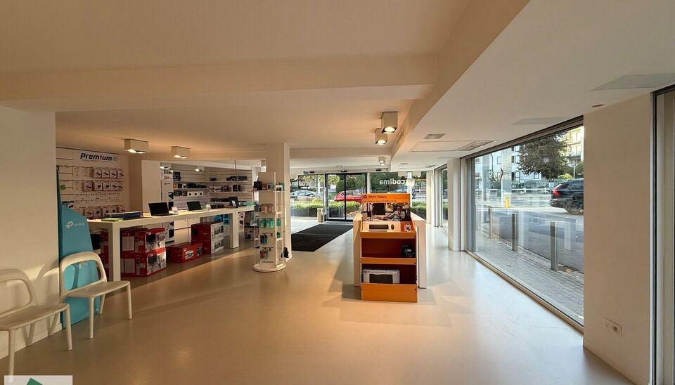 Mooi winkelpand van 293m² bevindt zich op een zichtlocatie langs zowel de Kortrijksesteenweg als de Oudenaardsesteenweg. Dankzij de grote raampartijen geniet de winkel van overvloedig daglicht en een maximale zichtbaarheid naar voorbijgangers en verkeer.