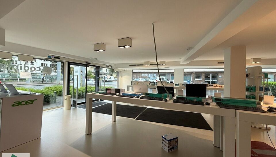 Mooi winkelpand van 293m² bevindt zich op een zichtlocatie langs zowel de Kortrijksesteenweg als de Oudenaardsesteenweg. Dankzij de grote raampartijen geniet de winkel van overvloedig daglicht en een maximale zichtbaarheid naar voorbijgangers en verkeer.