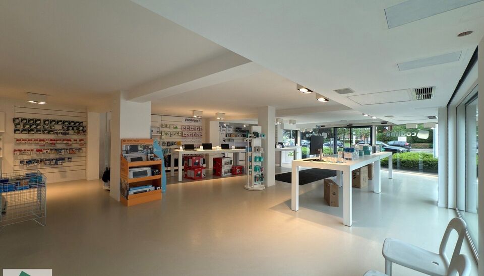 Mooi winkelpand van 293m² bevindt zich op een zichtlocatie langs zowel de Kortrijksesteenweg als de Oudenaardsesteenweg. Dankzij de grote raampartijen geniet de winkel van overvloedig daglicht en een maximale zichtbaarheid naar voorbijgangers en verkeer.