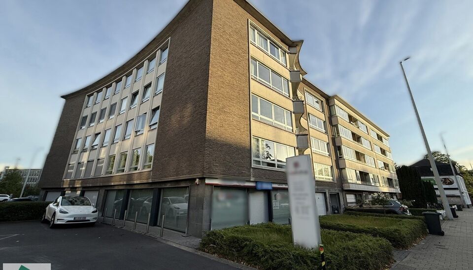 Mooi winkelpand van 293m² bevindt zich op een zichtlocatie langs zowel de Kortrijksesteenweg als de Oudenaardsesteenweg. Dankzij de grote raampartijen geniet de winkel van overvloedig daglicht en een maximale zichtbaarheid naar voorbijgangers en verkeer.