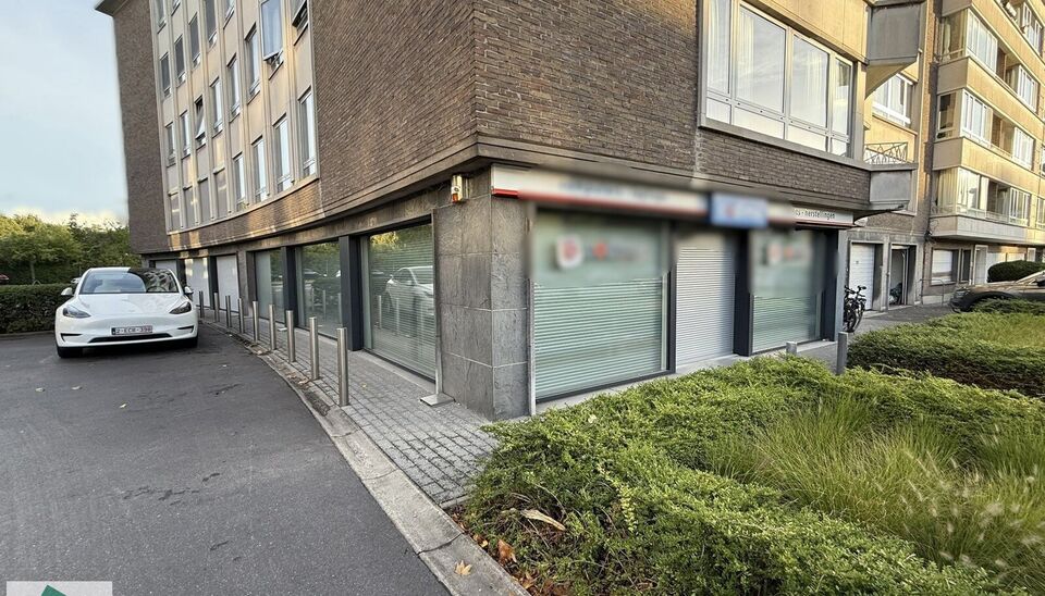 Mooi winkelpand van 293m² bevindt zich op een zichtlocatie langs zowel de Kortrijksesteenweg als de Oudenaardsesteenweg. Dankzij de grote raampartijen geniet de winkel van overvloedig daglicht en een maximale zichtbaarheid naar voorbijgangers en verkeer.