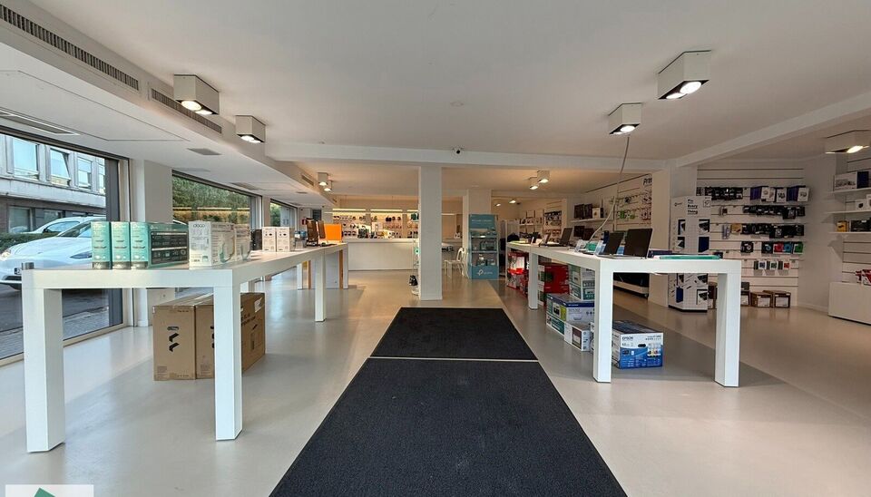 Mooi winkelpand van 293m² bevindt zich op een zichtlocatie langs zowel de Kortrijksesteenweg als de Oudenaardsesteenweg. Dankzij de grote raampartijen geniet de winkel van overvloedig daglicht en een maximale zichtbaarheid naar voorbijgangers en verkeer.