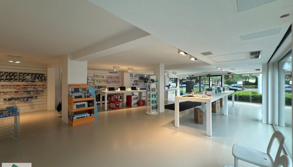 Mooi winkelpand van 293m² bevindt zich op een zichtlocatie langs zowel de Kortrijksesteenweg als de Oudenaardsesteenweg. Dankzij de grote raampartijen geniet de winkel van overvloedig daglicht en een maximale zichtbaarheid naar voorbijgangers en verkeer.