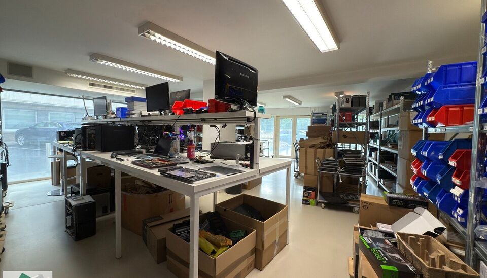 Mooi winkelpand van 293m² bevindt zich op een zichtlocatie langs zowel de Kortrijksesteenweg als de Oudenaardsesteenweg. Dankzij de grote raampartijen geniet de winkel van overvloedig daglicht en een maximale zichtbaarheid naar voorbijgangers en verkeer.