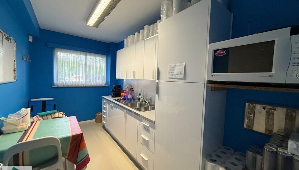 Mooi winkelpand van 293m² bevindt zich op een zichtlocatie langs zowel de Kortrijksesteenweg als de Oudenaardsesteenweg. Dankzij de grote raampartijen geniet de winkel van overvloedig daglicht en een maximale zichtbaarheid naar voorbijgangers en verkeer.