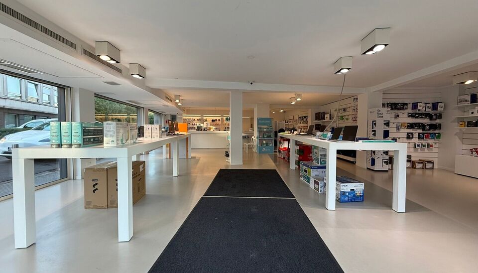 Mooi winkelpand van 293m&sup2; bevindt zich op een zichtlocatie langs zowel de Kortrijksesteenweg als de Oudenaardsesteenweg. Dankzij de grote raampartijen geniet de winkel van overvloedig daglicht en een maximale zichtbaarheid naar voorbijgangers en verkeer.