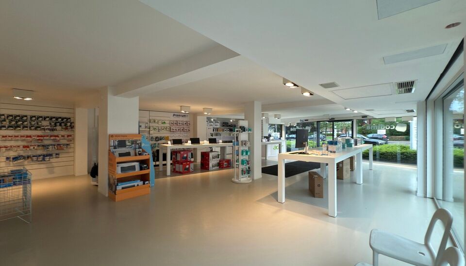 Mooi winkelpand van 293m&sup2; bevindt zich op een zichtlocatie langs zowel de Kortrijksesteenweg als de Oudenaardsesteenweg. Dankzij de grote raampartijen geniet de winkel van overvloedig daglicht en een maximale zichtbaarheid naar voorbijgangers en verkeer.