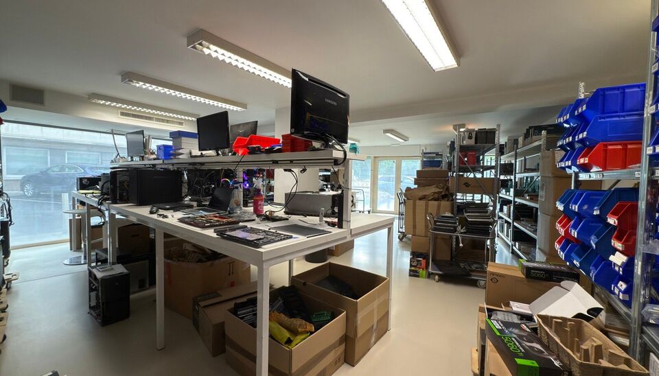 Mooi winkelpand van 293m&sup2; bevindt zich op een zichtlocatie langs zowel de Kortrijksesteenweg als de Oudenaardsesteenweg. Dankzij de grote raampartijen geniet de winkel van overvloedig daglicht en een maximale zichtbaarheid naar voorbijgangers en verkeer.