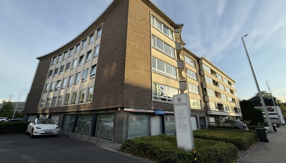 Mooi winkelpand van 293m&sup2; bevindt zich op een zichtlocatie langs zowel de Kortrijksesteenweg als de Oudenaardsesteenweg. Dankzij de grote raampartijen geniet de winkel van overvloedig daglicht en een maximale zichtbaarheid naar voorbijgangers en verkeer.