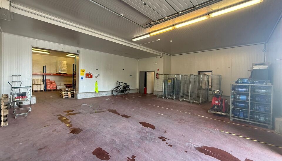Aan de Groendreef 1 te Aalter bevindt zich dit ruime en veelzijdige bedrijfsgebouw met een totale oppervlakte van ca. 1.975 m&sup2;.

Het gebouw bestaat uit verschillende magazijn- en opslagruimtes, aangevuld met kantoorruimte, een laadkade en verschillende k