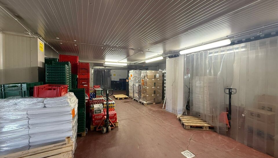 Aan de Groendreef 1 te Aalter bevindt zich dit ruime en veelzijdige bedrijfsgebouw met een totale oppervlakte van ca. 1.975 m&sup2;.

Het gebouw bestaat uit verschillende magazijn- en opslagruimtes, aangevuld met kantoorruimte, een laadkade en verschillende k