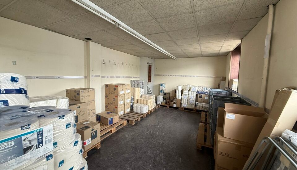 Aan de Groendreef 1 te Aalter bevindt zich dit ruime en veelzijdige bedrijfsgebouw met een totale oppervlakte van ca. 1.975 m&sup2;.

Het gebouw bestaat uit verschillende magazijn- en opslagruimtes, aangevuld met kantoorruimte, een laadkade en verschillende k