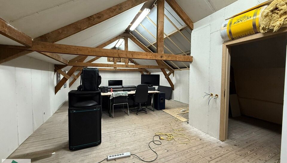 Dit magazijn van 233 m² bestaat uit een gelijkvloerse ruimte van 132 m² en een mezzanine van 101 m², bereikbaar via een vaste trap.
Daarnaast is er een luik in de mezzaninevloer, wat het mogelijk maakt om ook materialen eenvoudig op te laden.
Gelegen i