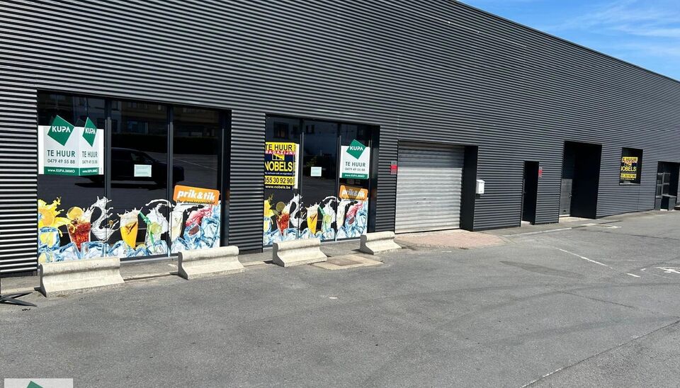 Ruime showroom / magazijn te huur op TOPlocatie in Ronse. 

Op een goed bereikbare locatie in Ronse bieden wij 1650m² bedrijfsgebouw aan bestaand uit 750 m² showroom met naastliggend magazijn van 900 m² (incl. kantoor) te huur aan. Het geheel maakt dee