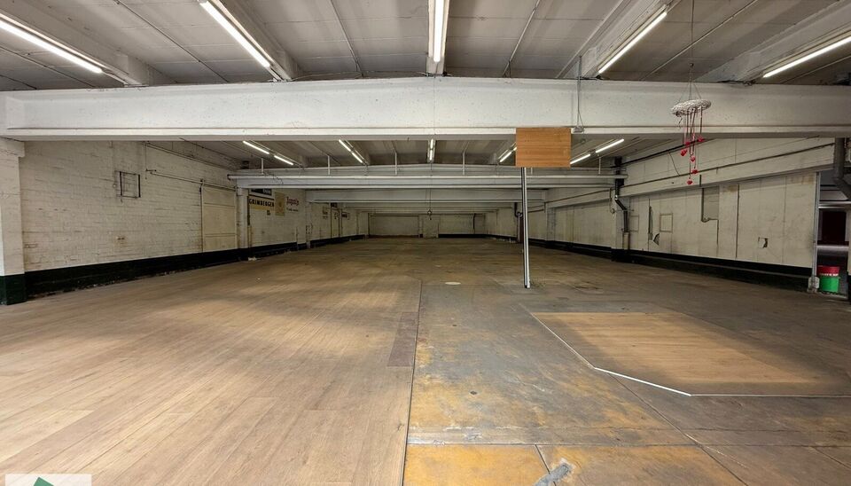 Ruime showroom / magazijn te huur op TOPlocatie in Ronse. 

Op een goed bereikbare locatie in Ronse bieden wij 1650m² bedrijfsgebouw aan bestaand uit 750 m² showroom met naastliggend magazijn van 900 m² (incl. kantoor) te huur aan. Het geheel maakt dee