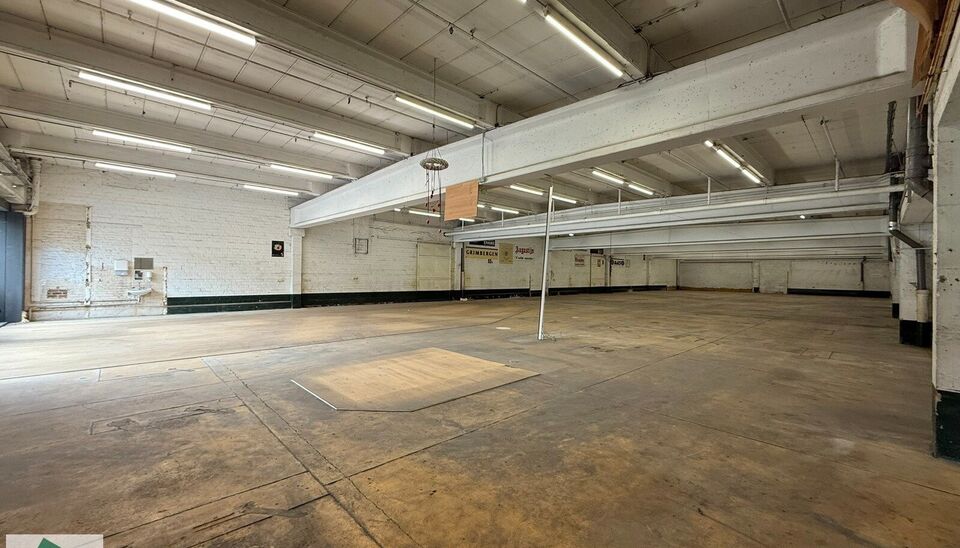 Ruime showroom / magazijn te huur op TOPlocatie in Ronse. 

Op een goed bereikbare locatie in Ronse bieden wij 1650m² bedrijfsgebouw aan bestaand uit 750 m² showroom met naastliggend magazijn van 900 m² (incl. kantoor) te huur aan. Het geheel maakt dee