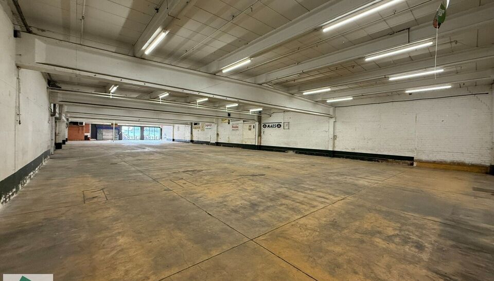 Ruime showroom / magazijn te huur op TOPlocatie in Ronse. 

Op een goed bereikbare locatie in Ronse bieden wij 1650m² bedrijfsgebouw aan bestaand uit 750 m² showroom met naastliggend magazijn van 900 m² (incl. kantoor) te huur aan. Het geheel maakt dee